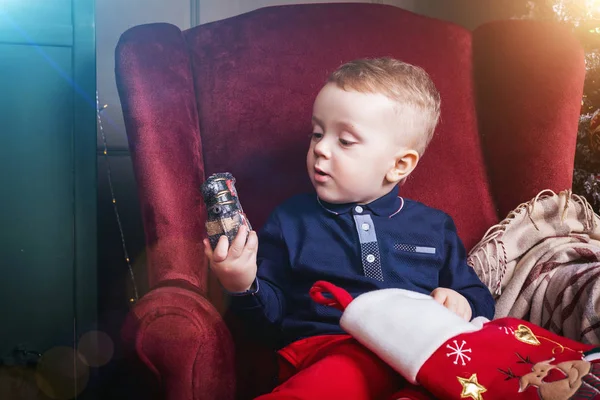 소년 크리스마스 스타킹 및 장난감 기차 — 스톡 사진