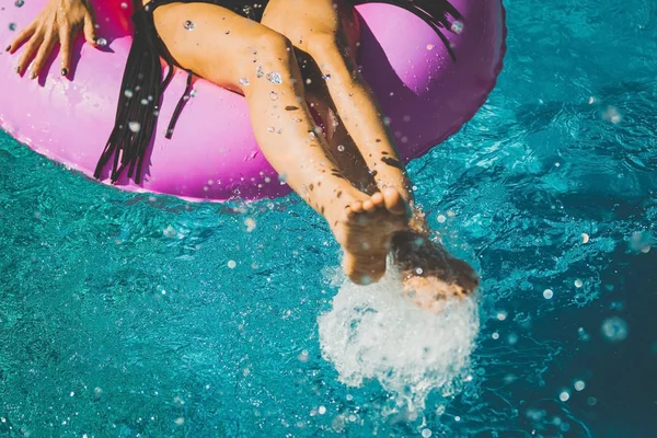 Senhora pés brincando com água na piscina — Fotografia de Stock