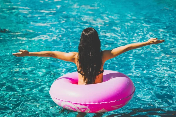 수영장에서 분홍색 비키니에서 머리와 아름다움 휴가입니다 즐기기 리조트 — 스톡 사진