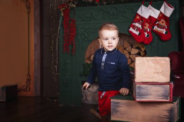 Noel zamanda yakınındaki küçük çocuğun kitaplar