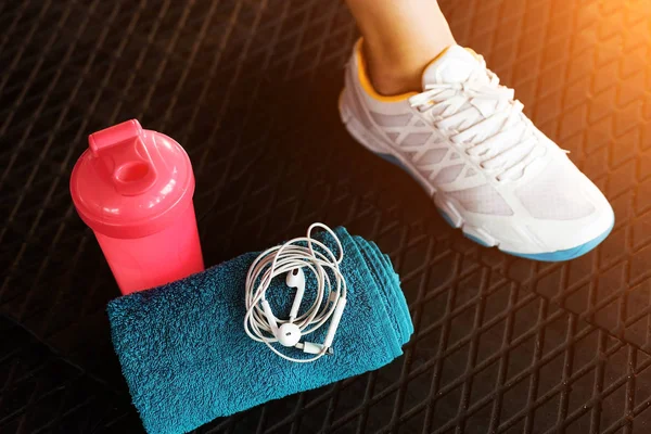 Niñas pie usando zapatillas de deporte en el gimnasio —  Fotos de Stock