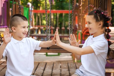 mutlu çocuk elleri alkışlar