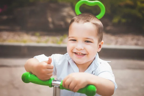 Niño feliz en un triciclo — Foto de Stock