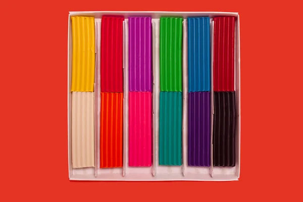 Набір барвистих пластикових паличок у коробці — стокове фото