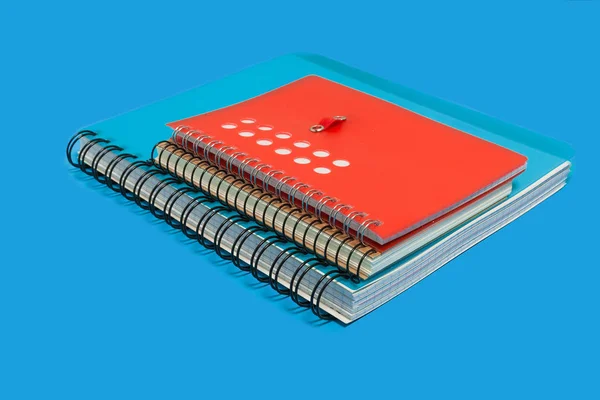 Mucchio di quaderni su sfondo blu — Foto Stock