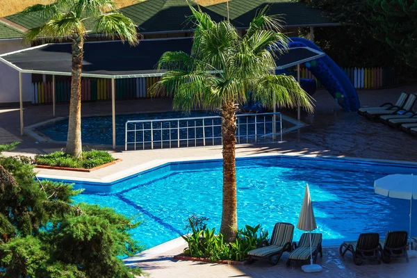 Piscina en resort tropical — Foto de Stock