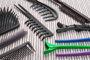 çeşitli farklı fırçaları ve saç aksesuarları