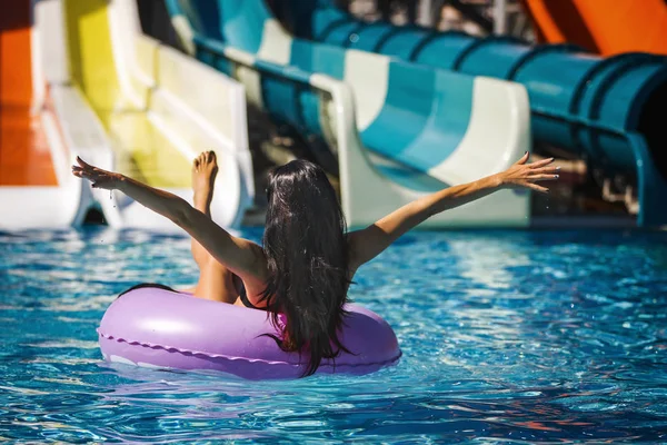 Modello bruna in bikini in piscina — Foto Stock