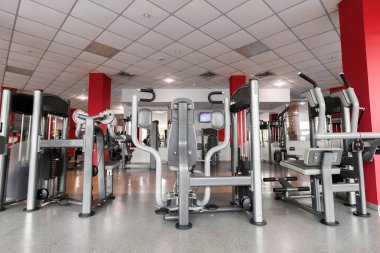 Spor salonu iç çeşitliliği, modern ekipman ile