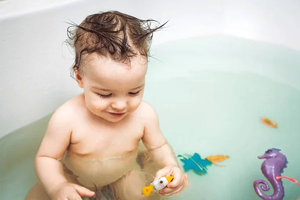 Симпатичний хлопчик миє в ванній — стокове фото