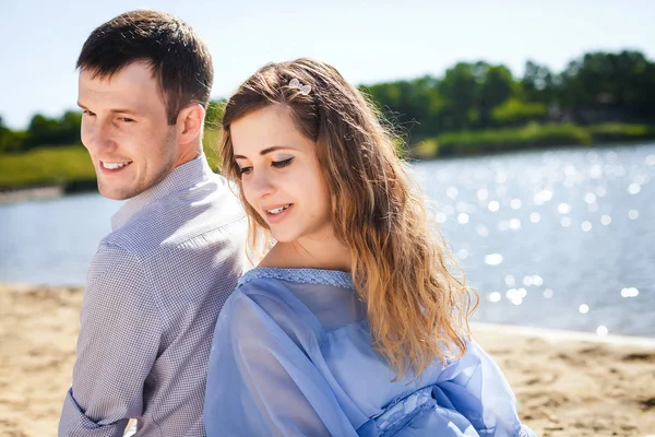 Mann und Mädchen ruhen sich im Freien aus — Stockfoto