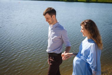 sahil gölünde yürüyen mutlu çift