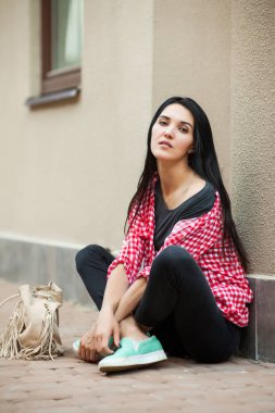 yerde istirahat eden kadın