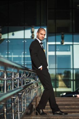 modern korkuluklar üzerinde oturan damat