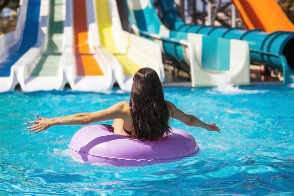 Bella donna su anello di gomma in piscina — Foto Stock