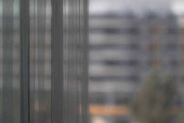 pencereden binanın bulanık sisli görünümü