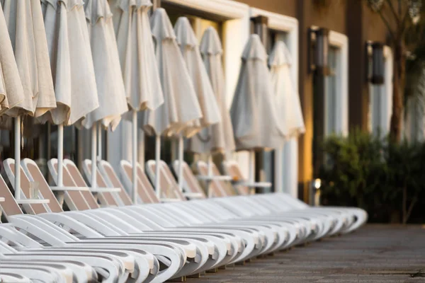 Fila de cadeiras de praia perto da piscina — Fotografia de Stock