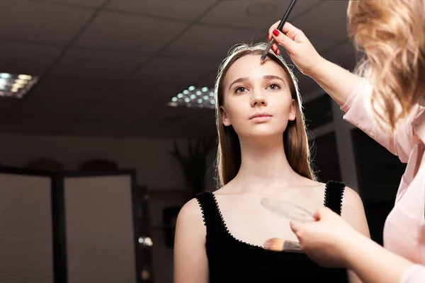 Make-up umělec na dívku — Stock fotografie