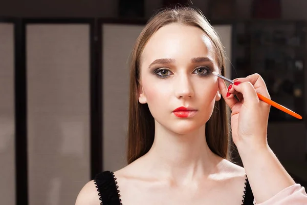 Make-up umělec aplikování stínu očí na modelu — Stock fotografie