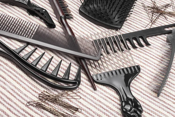 Conjunto de diferentes cepillos para el cabello, pasadores de bobby y varillas para el cabello — Foto de Stock