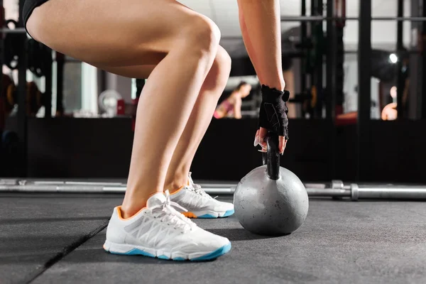 Vrouw met een Kettlebell in de sportschool Rechtenvrije Stockafbeeldingen