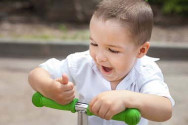 bir trike üzerinde sürpriz çocuk çocuk