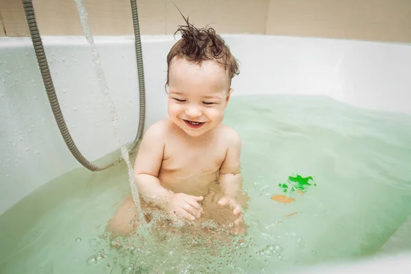 Милий хлопчик приймає ванну — стокове фото