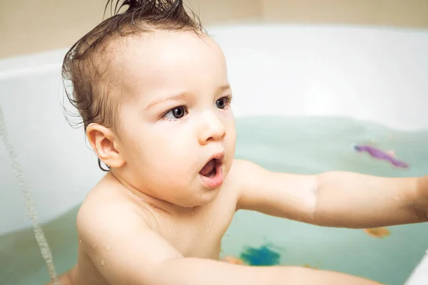 Adorável menino pequeno lavagem no banho — Fotografia de Stock