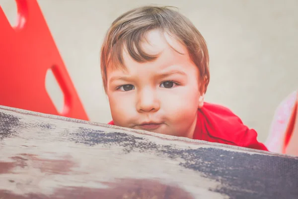 Retrato de lindo niño jugando en el patio de recreo — Foto de Stock