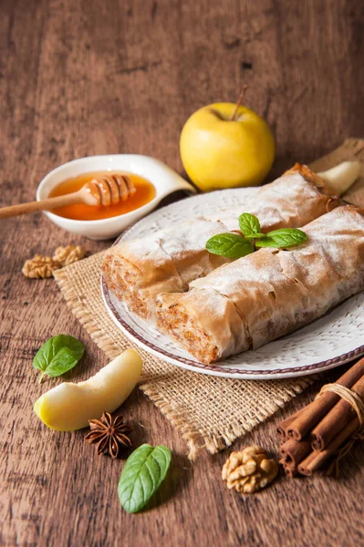 Traditionele Bladerdeeg Strudel Met Appel Munt — Stockfoto