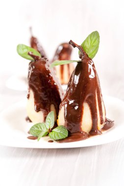 Haşlanmış armut çikolata sos ile tepesinde