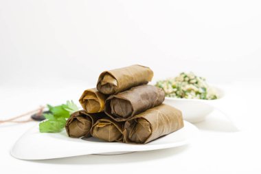 Geleneksel ev yapımı doldurulmuş üzüm yaprakları