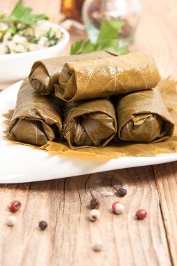 Geleneksel ev yapımı doldurulmuş üzüm yaprakları