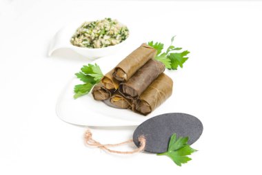 Geleneksel ev yapımı doldurulmuş üzüm yaprakları