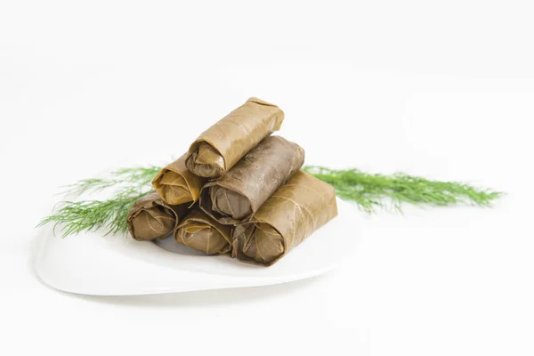 Geleneksel ev yapımı doldurulmuş üzüm yaprakları