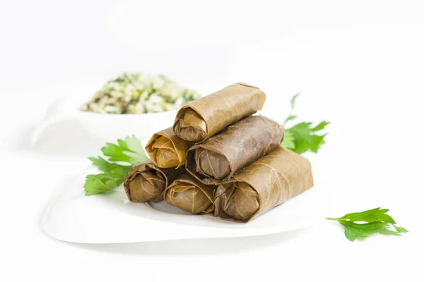 Geleneksel ev yapımı doldurulmuş üzüm yaprakları