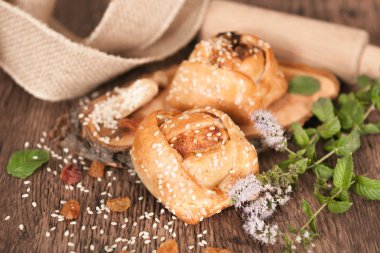 Ev yapımı Paskalya kek Kıbrıs peynirli börek - Flaounes
