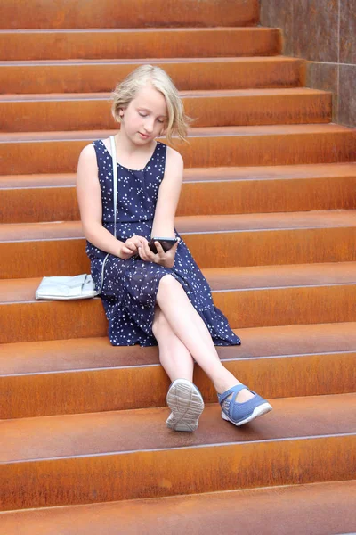 Élégante Adolescente Utilisant Téléphone Assis Sur Escalier Rouillé Dans Bâtiment — Photo