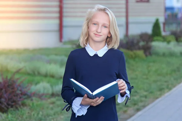 Krásná Blond Dívka Elegantních Šatech Knihou Ruce Blízkosti Školy Školačka — Stock fotografie