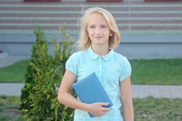 Bedårande Blondin Tjej Med Boken Händerna Nära Skolan Skolflicka Gillar Stockbild