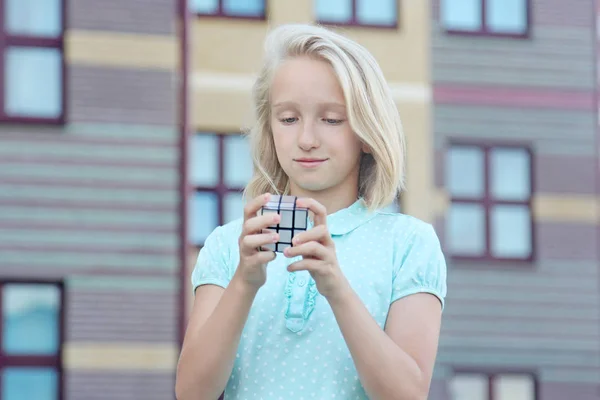 Belle Intelligente Fille Blonde Enfant Résout Puzzle Cube Miroir Extérieur — Photo