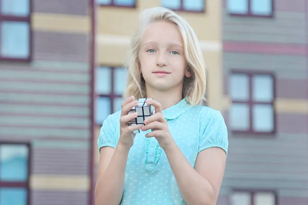 Belle Intelligente Fille Blonde Enfant Résout Puzzle Cube Miroir Extérieur — Photo