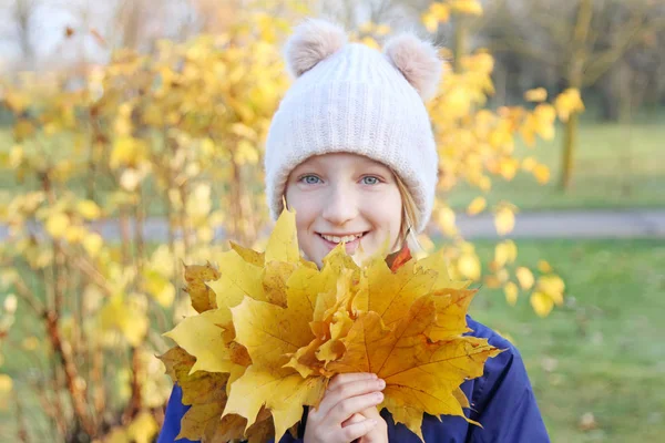 Bambina Sorridente Felice Berretto Lavorato Maglia Caldo Raccoglie Mazzo Foglie — Foto Stock