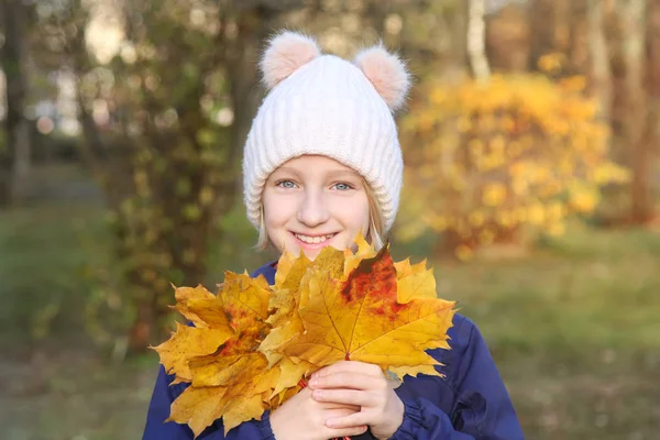 Bambina Sorridente Felice Cappello Lavorato Maglia Caldo Raccoglie Mazzo Foglie — Foto Stock