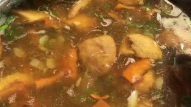 Mantar çorbası chanterelles, boletus mantar ve sebze kaynatılır. Kaynatın ve tavada bir kaşıkla karıştırın. Yakın çekim.