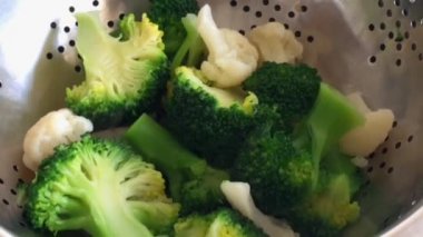 Brokoli karnabahar haşlanmış. Yakın çekim.