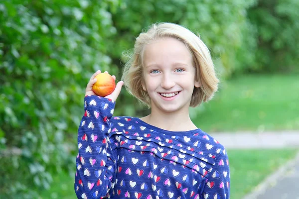 Menina Bonita Criança Loira Passeio Parque Come Frutas Nectarina Pêssego — Fotografia de Stock