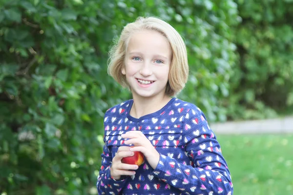 Beautiful Blonde Kid Girl Walk Park Eats Fruit Nectarine Peach — Stock Photo, Image