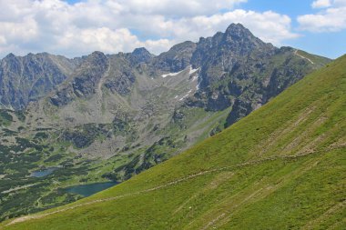Kayalık yamaçları ve gölleri ile dağ manzarası. Kasprowy Wierch, Tatry, Polonya'nın tepesinden görünüm