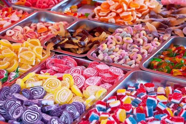 さまざまな形や色のグミお菓子盛り合わせ — ストック写真